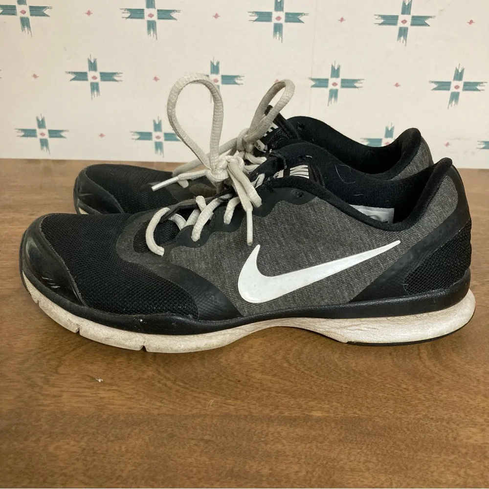 NIKE Lightweight Gray & Black Gym Shoes 8